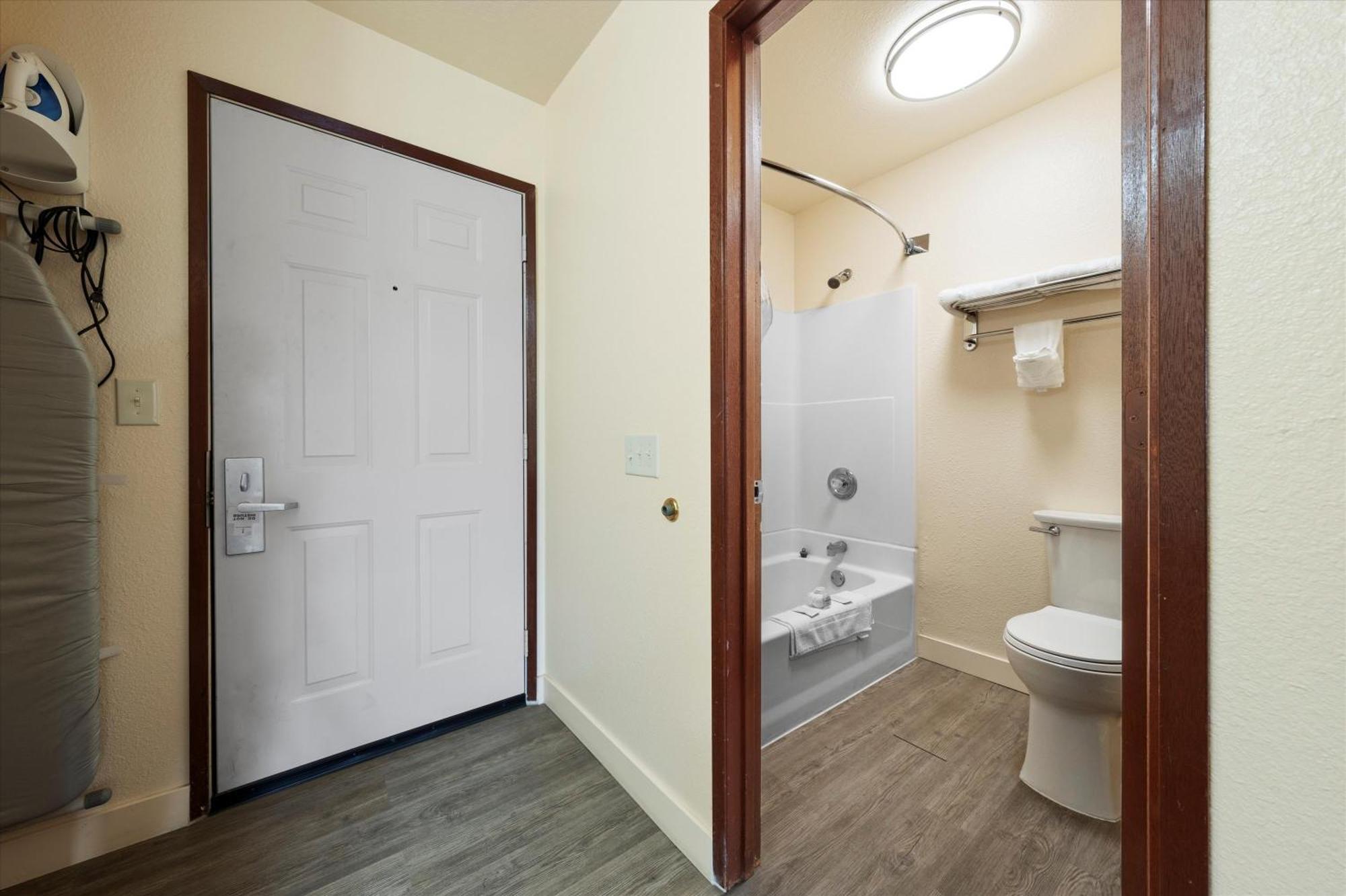 Quincy Inn And Suites Экстерьер фото