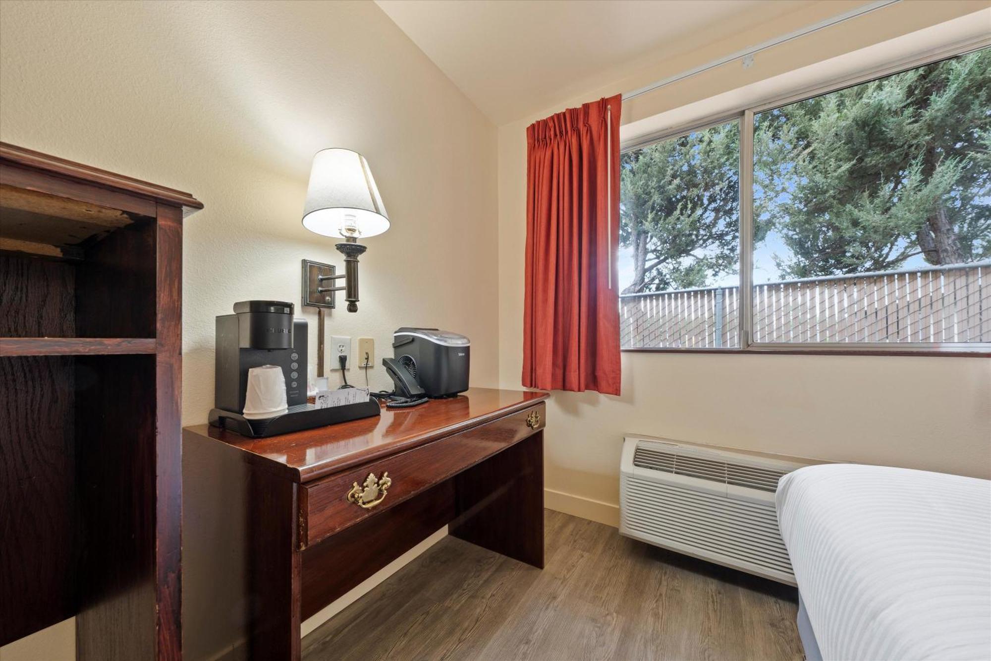 Quincy Inn And Suites Экстерьер фото
