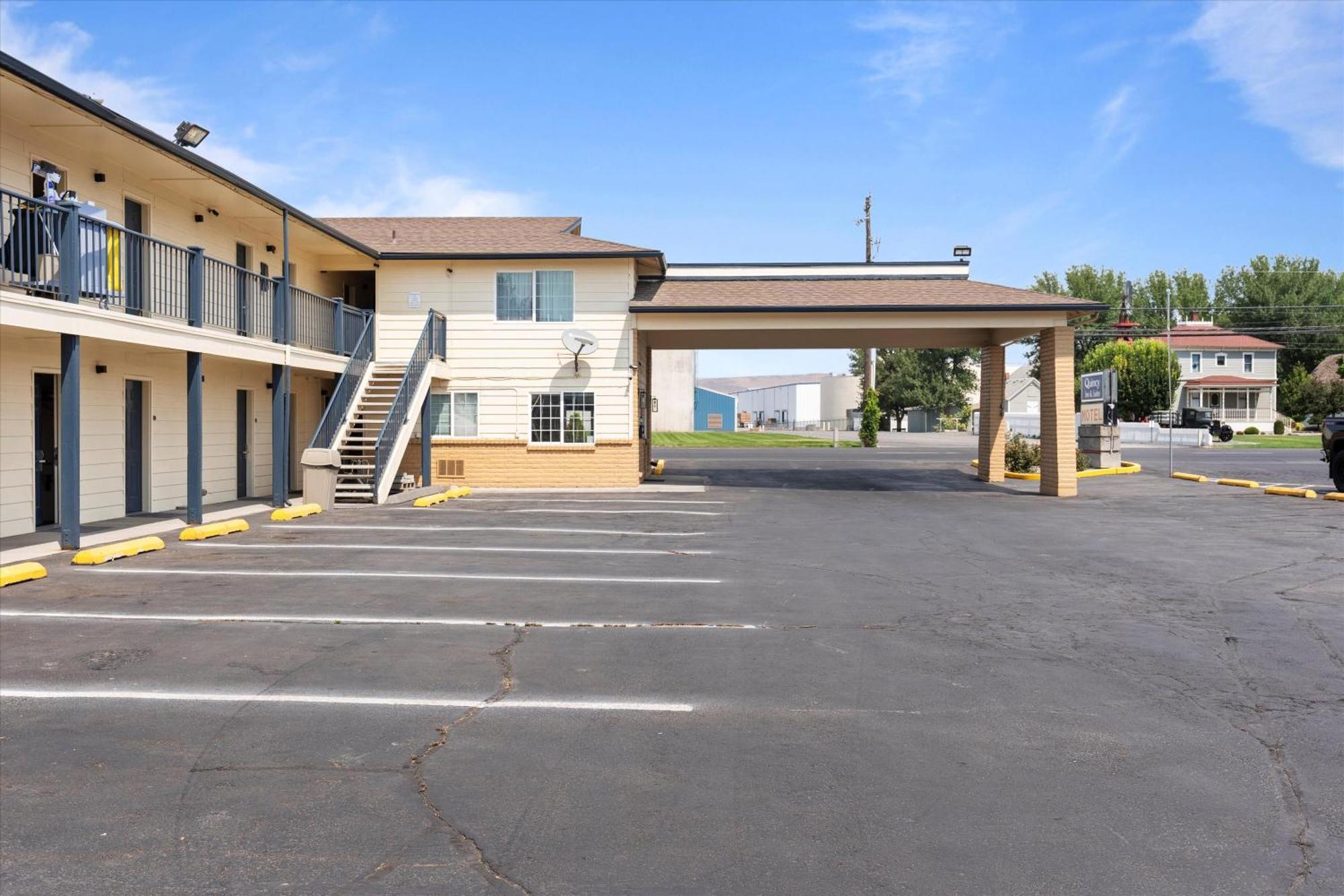 Quincy Inn And Suites Экстерьер фото