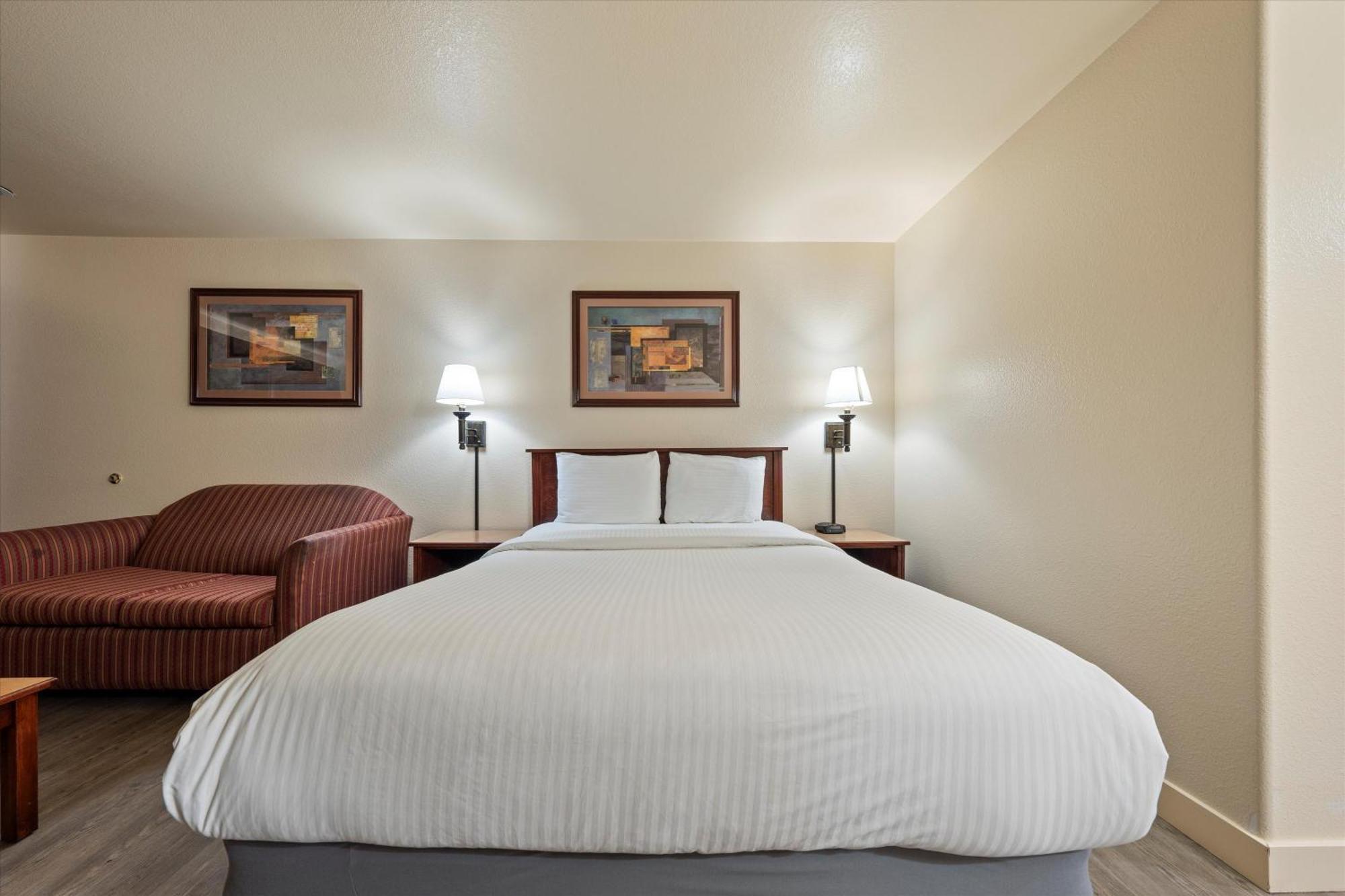 Quincy Inn And Suites Экстерьер фото